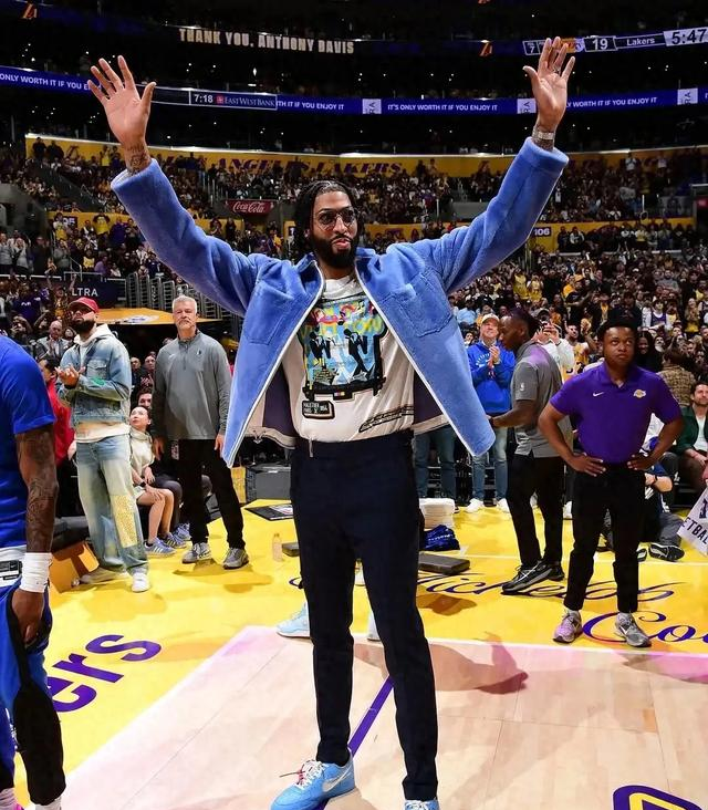 包含浓眉哥迎来三赛季高光表现，独行侠球迷沸腾！的词条