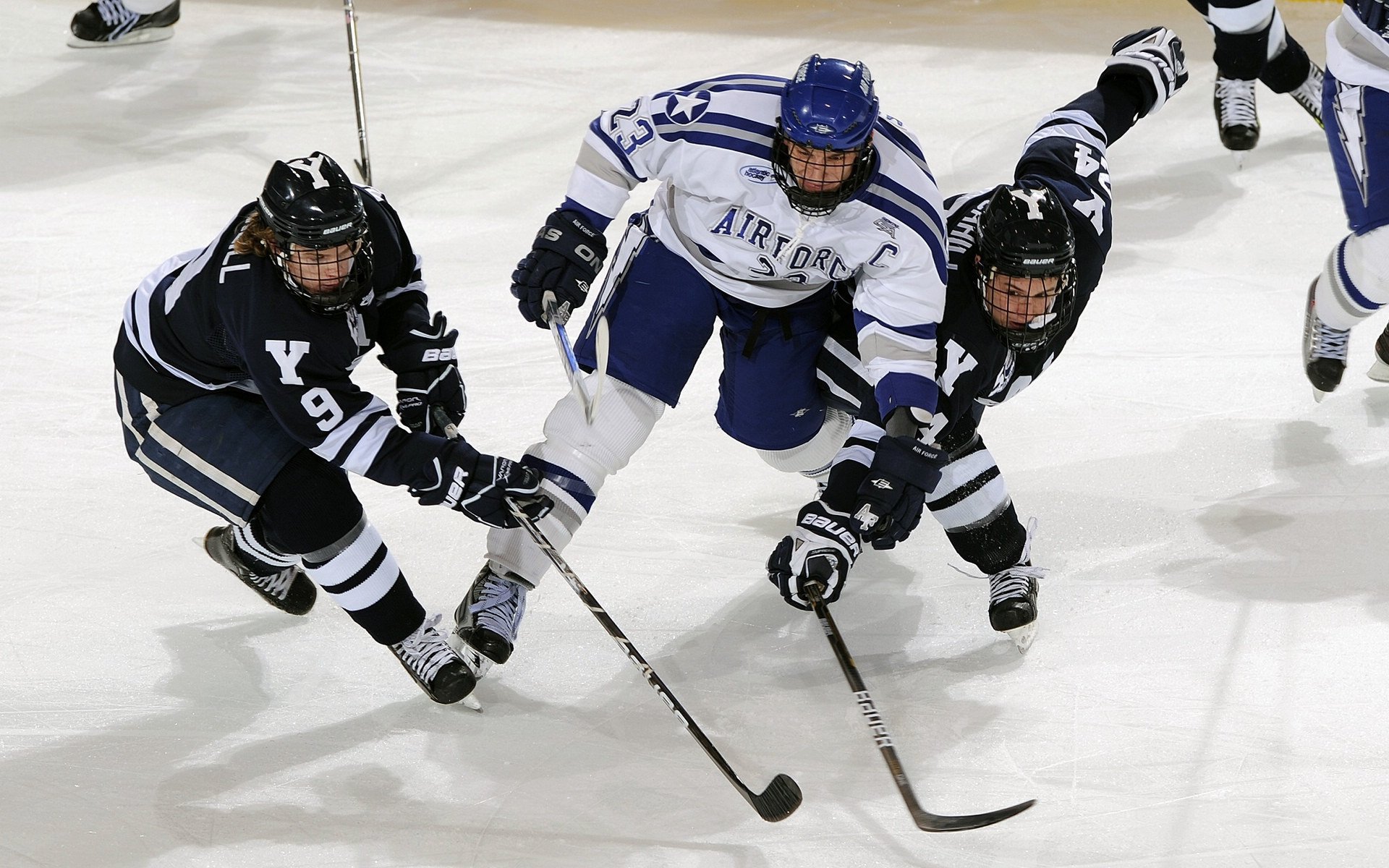 足总杯战况:拜仁慕尼黑防线稳固,阿森纳进攻受阻,谢震业成最佳